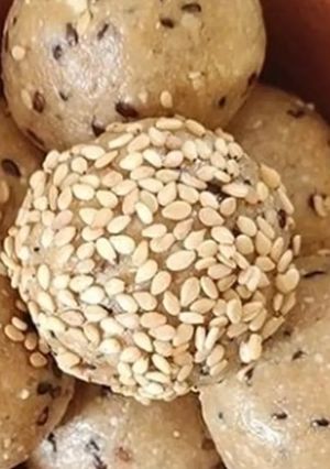 A picture of Peanut and Sesame Laddu.