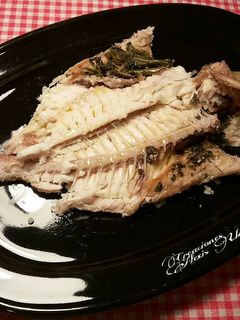Una foto de Pargos a la sal con aromas de te verde rosas, romero y manzanilla flor