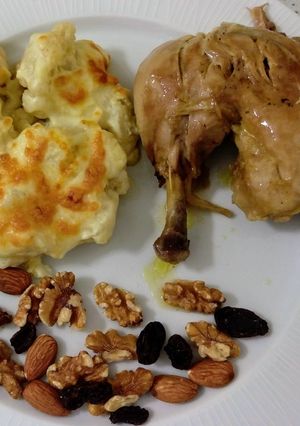 Foto principal de Pollo en salsa, coliflor gratinada y frutos secos