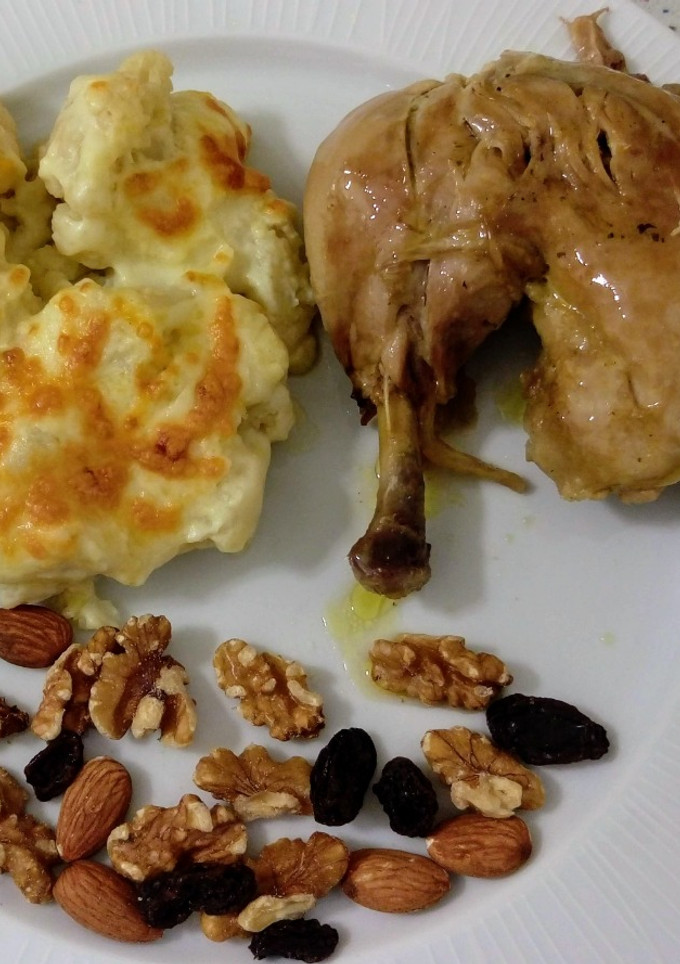 Una foto de Pollo en salsa, coliflor gratinada y frutos secos