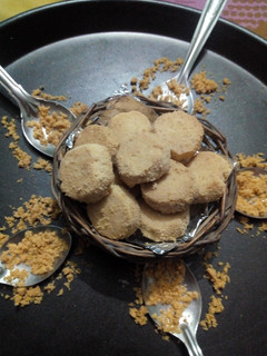 बेसन नानखताई (Besan Nankhatai recipe in hindi) रेसिपी मुख्य फोटो
