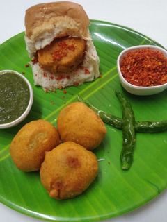 वडापाव (vadapav recipe in marathi) रेसिपी चे मुख्य फोटो