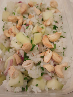 A picture of Cold rice salad with apples and toasted cashews, Western-style.