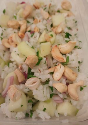 A picture of Cold rice salad with apples and toasted cashews, Western-style.