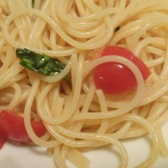 Spaghetti with fresh tomatoes A picture of Spaghetti with fresh tomatoes.