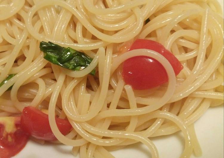 Spaghetti with fresh tomatoes