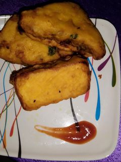 ब्रेड पकोडे (bread pakoda recipe in marathi) रेसिपी चे मुख्य फोटो 
