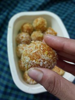 গাজর নারকেলের লাড্ডু (gajar narkel ladoo recipe in Bengali) রেসিপির প্রধান ছবি