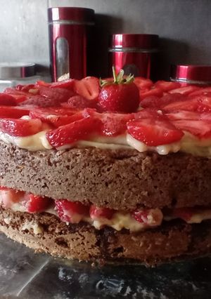 Una foto de Torta de crema pastelera y frutiilas, sin lácteos