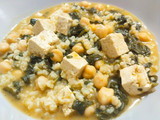 Arroz caldoso con espinacas, garbanzos y tofu