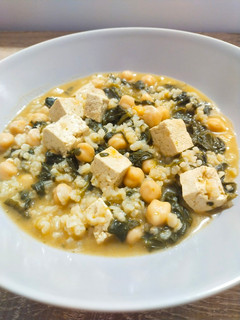 Una foto de Arroz caldoso con espinacas, garbanzos y tofu