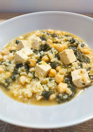 Una foto de Arroz caldoso con espinacas, garbanzos y tofu