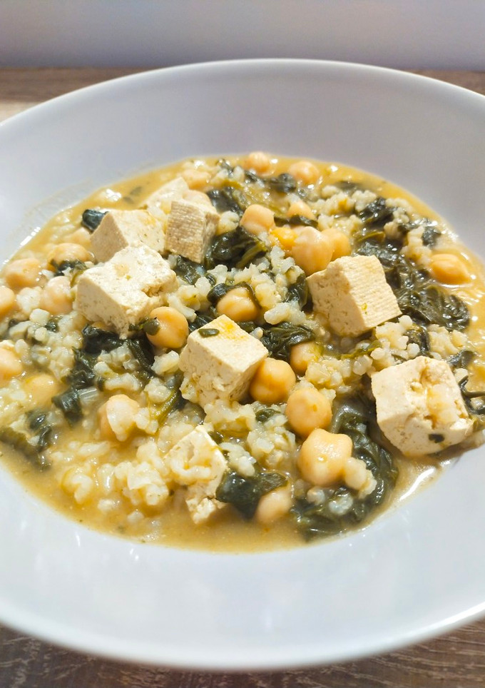 Una foto de Arroz caldoso con espinacas, garbanzos y tofu