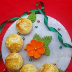 A picture of Naster (Pineapple Jam filled cookies).