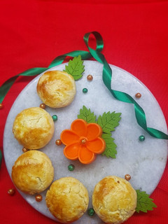A picture of Naster (Pineapple Jam filled cookies).