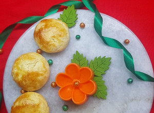 A picture of Naster (Pineapple Jam filled cookies).