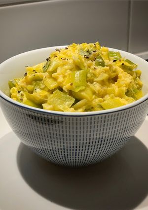 A picture of Scrambled Eggs with Leeks.