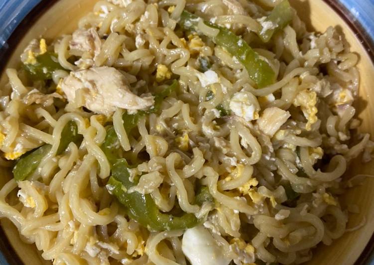 اندومي بالبيض والدجاج