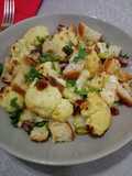 Ensalada de coliflor al curry con restos de pan
