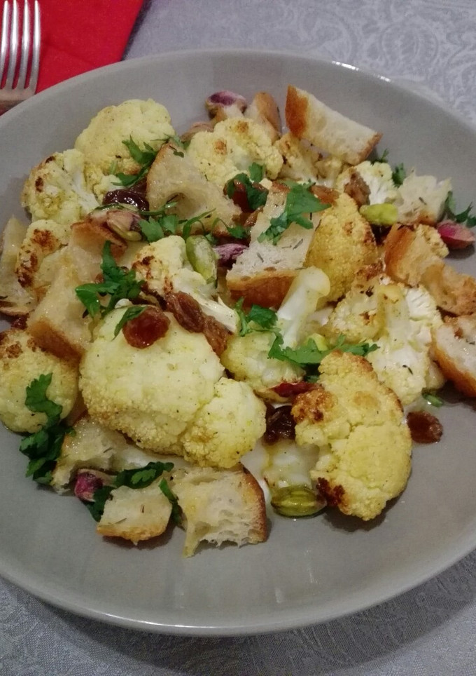 Una foto de Ensalada de coliflor al curry con restos de pan