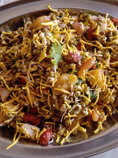 ફણગાવેલા મગ ની ભેળ (Sprouted Moong Bhel Recipe In Gujarati) રેસીપી મુખ્ય ફોટો