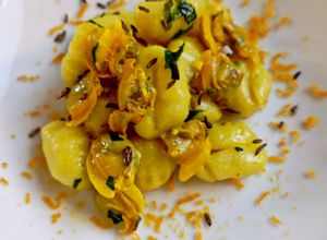 Foto di Gnocchi Vongole e Zafferano con Bottarga e Finocchietto selvatico