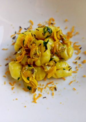 Foto di Gnocchi Vongole e Zafferano con Bottarga e Finocchietto selvatico