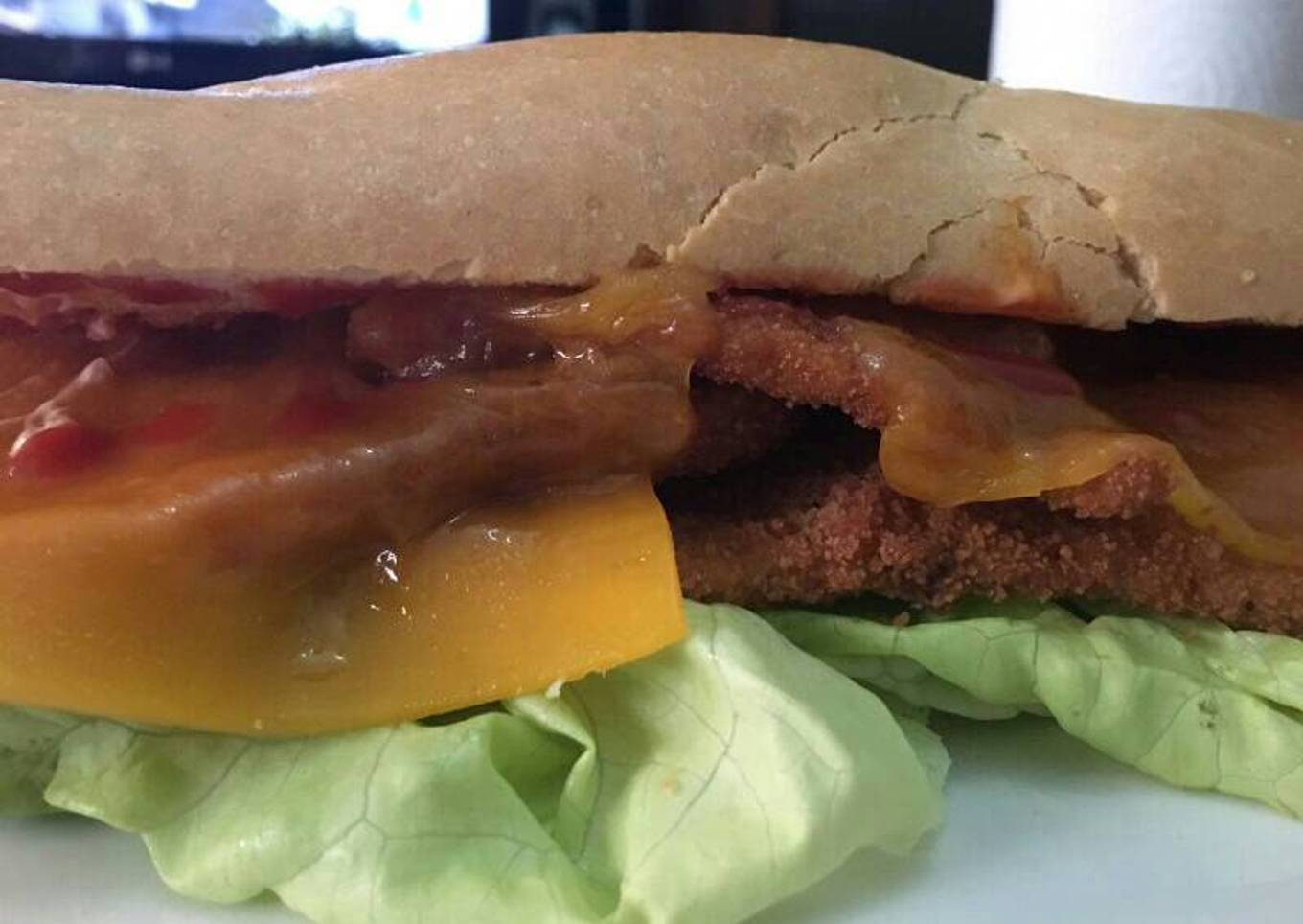 Bocadillo de pechuga de pollo con queso cheddar