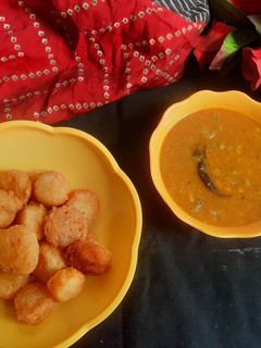 सूजी वड़ा विद सांभर (suji vada with sambar recipe in Hindi) रेसिपी मुख्य फोटो