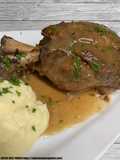 Codillo asado al horno en su jugo