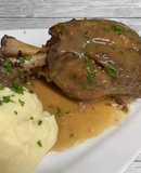 Codillo asado al horno en su jugo