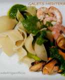 Galets mediterráneos con salsa de albahaca