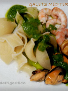Una foto de Galets mediterráneos con salsa de albahaca