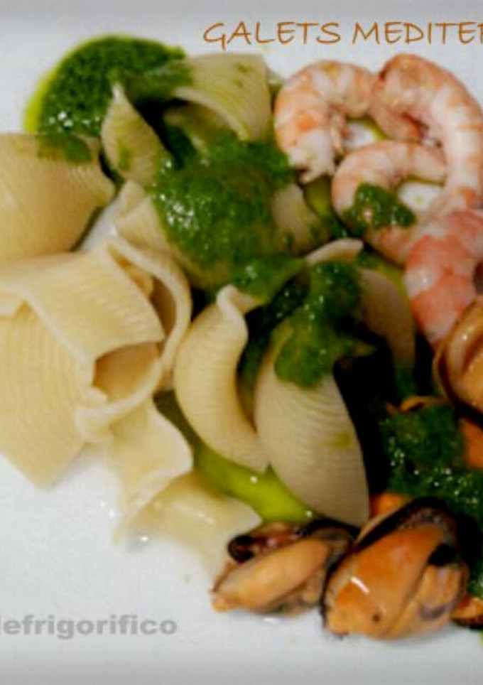 Una foto de Galets mediterráneos con salsa de albahaca