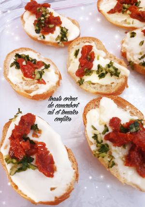 Une photo de Toasts crème de camembert ail et Tomates confites 🍅