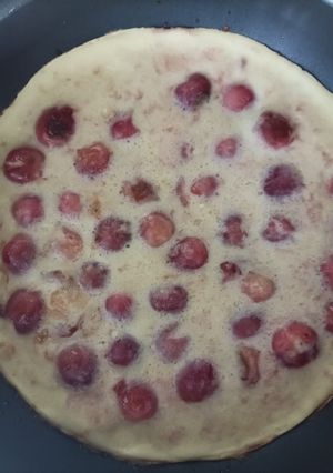 Une photo de Clafoutis aux cerises à la poêle