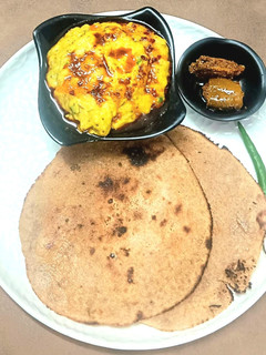 ज्वार भाकरी विद पीठला रेसिपी मुख्य फोटो