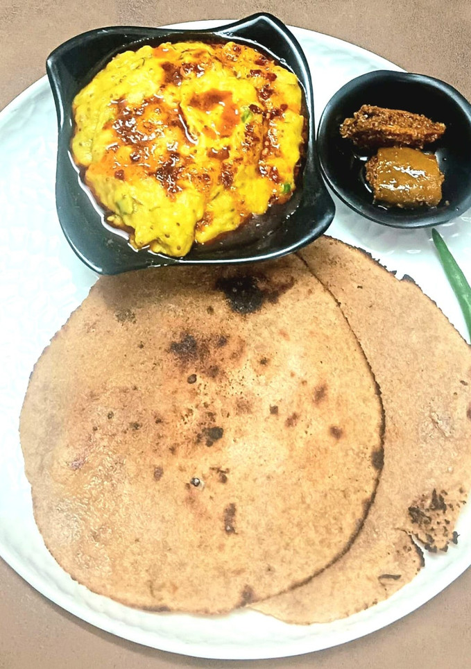 ज्वार भाकरी विद पीठला रेसिपी मुख्य फोटो
