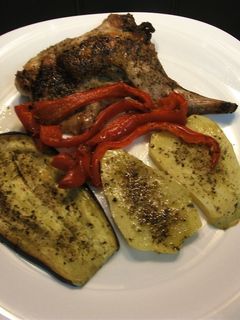Una foto de Conejo asado, con pimiento, berenjenas y patatas al horno