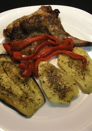 Una foto de Conejo asado, con pimiento, berenjenas y patatas al horno