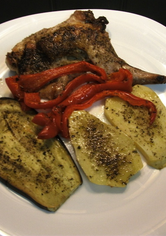 Una foto de Conejo asado, con pimiento, berenjenas y patatas al horno