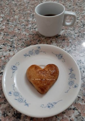 Une photo de Gâteau Sec en Forme de Cœur ☕