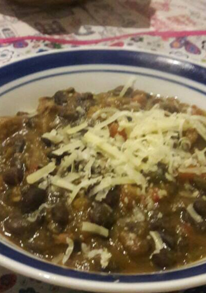Una foto de Guiso de porotos Negros 🍜🌶🍽