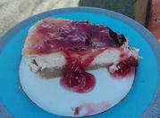 Una foto de cheesecake de mermelada de fresas
