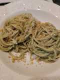Spaghetti all'aspro di limone con cream verde di rucola e anacardi croccanti