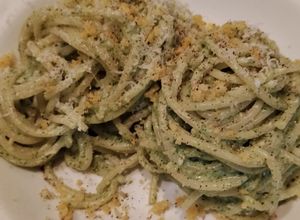 Foto di Spaghetti all'aspro di limone con cream verde di rucola e anacardi croccanti