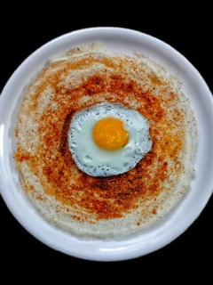 பொடி முட்டை தோசை (Podi muttai dosai recipe in tamil) செய்முறை முக்கிய புகைப்படம்