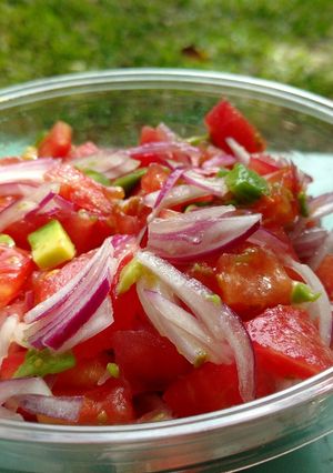 Una foto de Ensalada tomate palta y cebolla