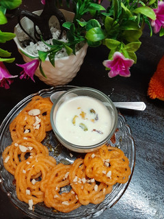 इमरती के साथ रबड़ी (Imrati ke saath rabri recipe in hindi) रेसिपी मुख्य फोटो