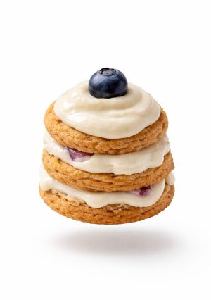 O poză a rețetei Sugar free cookies with blueberries and vanila cream.